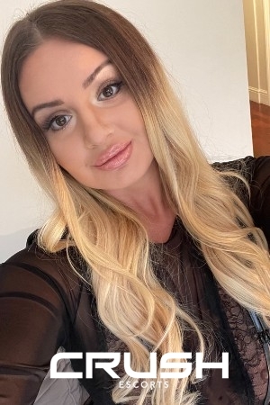 A selfie picture of Simina Bayswater escort.